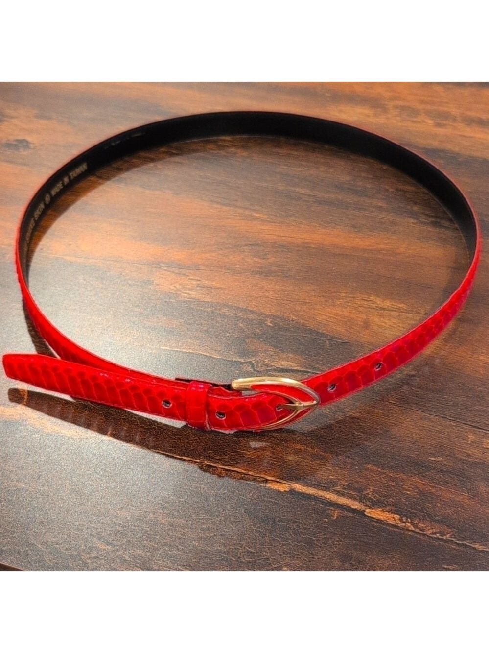 Sunco genuine snake skin,made in Taiwan, Medium ,but runs smaller ,see pictures